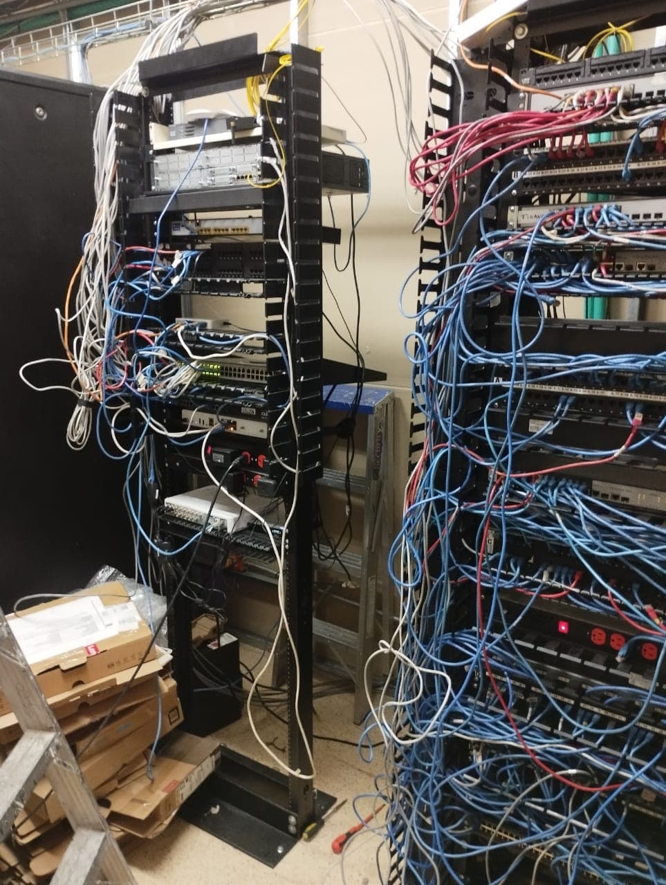 Instalación Peinado y Mantenimiento De Racks (ANTES)